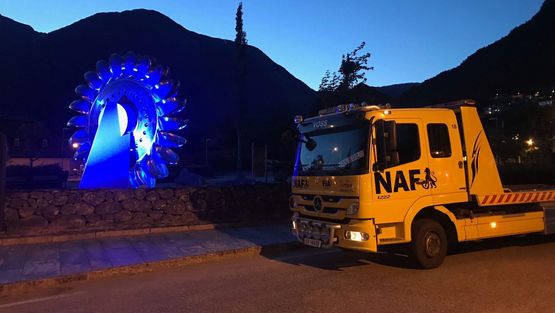 Gult bilbergingskjøretøy med NAF logo