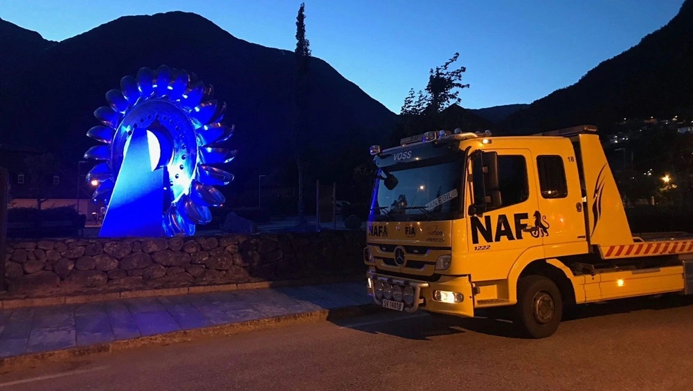 Gult bilbergingskjøretøy med NAF logo